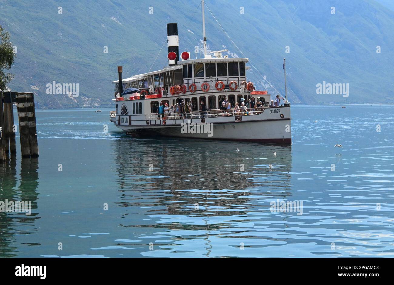 Paddeldampfer Italia, altes Passagierboot, das in Riva auf dem Gardasee in Italien anlegt Stockfoto