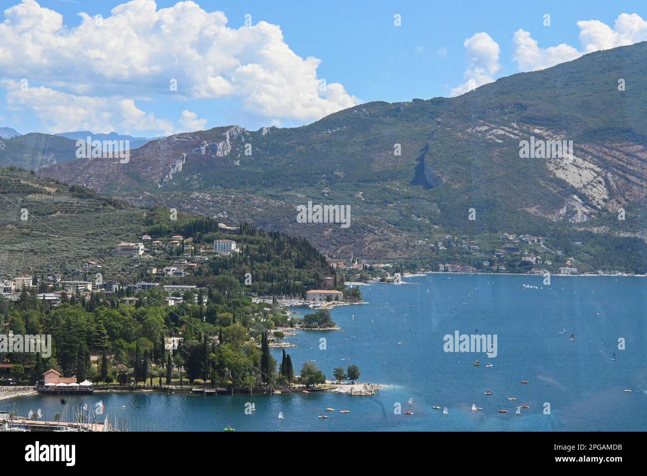 Riva am Gardasee, italienische Stadt am Seeufer, von der Bergspitze aus gesehen Stockfoto