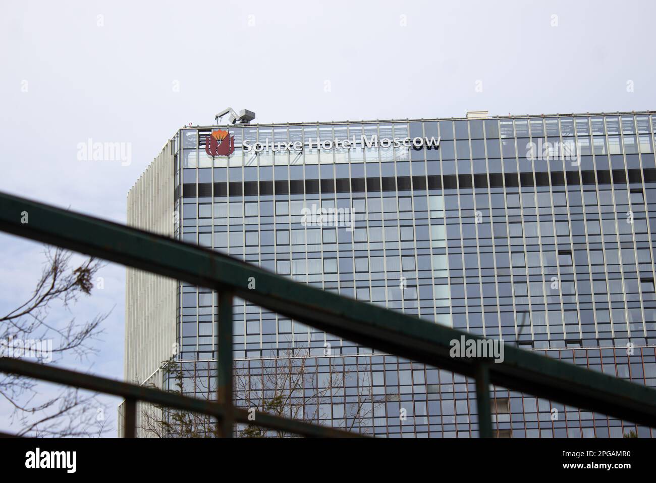 Moskau, Russland. 21. März 2023. Das SolXE Hotel Moskau, wo der Generalsekretär der Kommunistischen Partei Chinas Xi Jinping während seines Staatsbesuchs in Russland wohnte. Russland wurde das erste Land, das der chinesische Führer nach der Wiederwahl besuchen wollte. (Foto: Vlad Karkov/SOPA Images/Sipa USA) Guthaben: SIPA USA/Alamy Live News Stockfoto