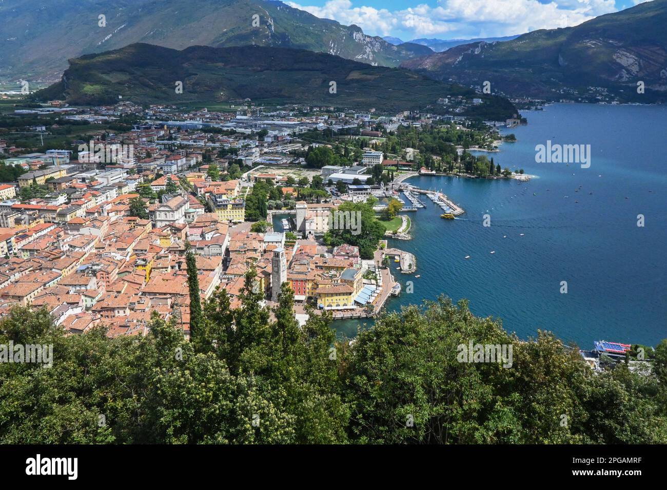 Riva am Gardasee, italienische Stadt am Seeufer, von der Bergspitze aus gesehen Stockfoto
