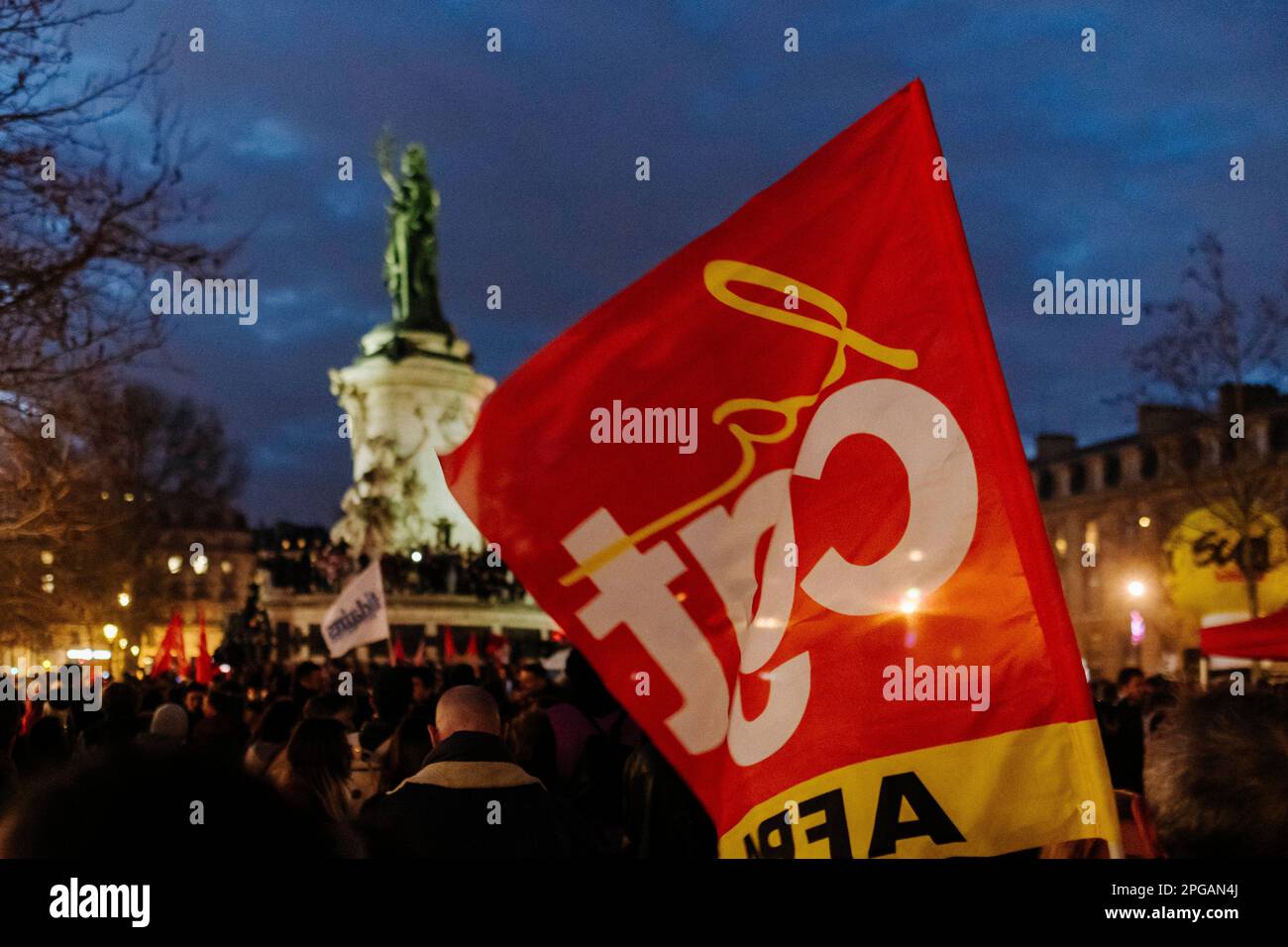 Jan Schmidt-Whitley/Le Pictorium - Protest gegen die Rentenreform am Place de la Republique - 21/3/2023 - Frankreich / Paris / Paris - Eine CGT-Flagge mit der Statue der Republik im Hintergrund. In Paris versammelten sich etwa 5.000 Demonstranten am Place de la Republique, um gegen die Rentenreform und den Einsatz des 49,3 zu protestieren. Es gab einige Zusammenstöße zwischen Demonstranten und Polizeikräften. Stockfoto