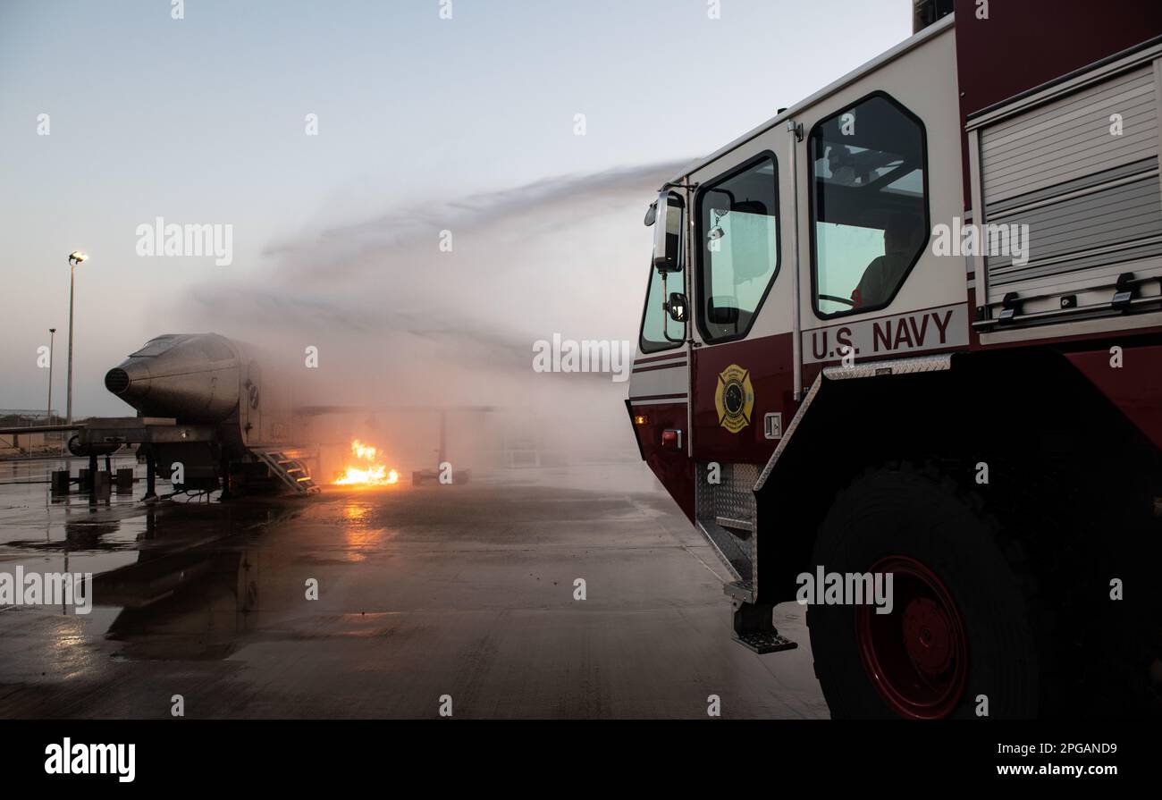 CAMP LEMONNIER, Dschibuti (2023. Februar)— Mitglieder des Camp Lemonnier Fire and Emergency Medical Services, arbeiten daran, während einer Feuerübung im Camp Lemonnier, Dschibuti, am 23. Februar 2023 einen Scheinflug zu löschen. Camp Lemonnier Fire and Emergency Medical Services führen wöchentliche Übungen zur Vorbereitung auf jährliche Zertifizierungen durch, um die verschiedenen Fähigkeiten der Feuerwehr aufzufrischen, einschließlich der Bekämpfung von Außen- und Innenbränden sowie von Triebwerksbränden. Camp Lemonnier, Dschibuti, dient als Expeditionsbasis für US-Streitkräfte, die Schiffe, Flugzeuge und Persos unterstützen Stockfoto