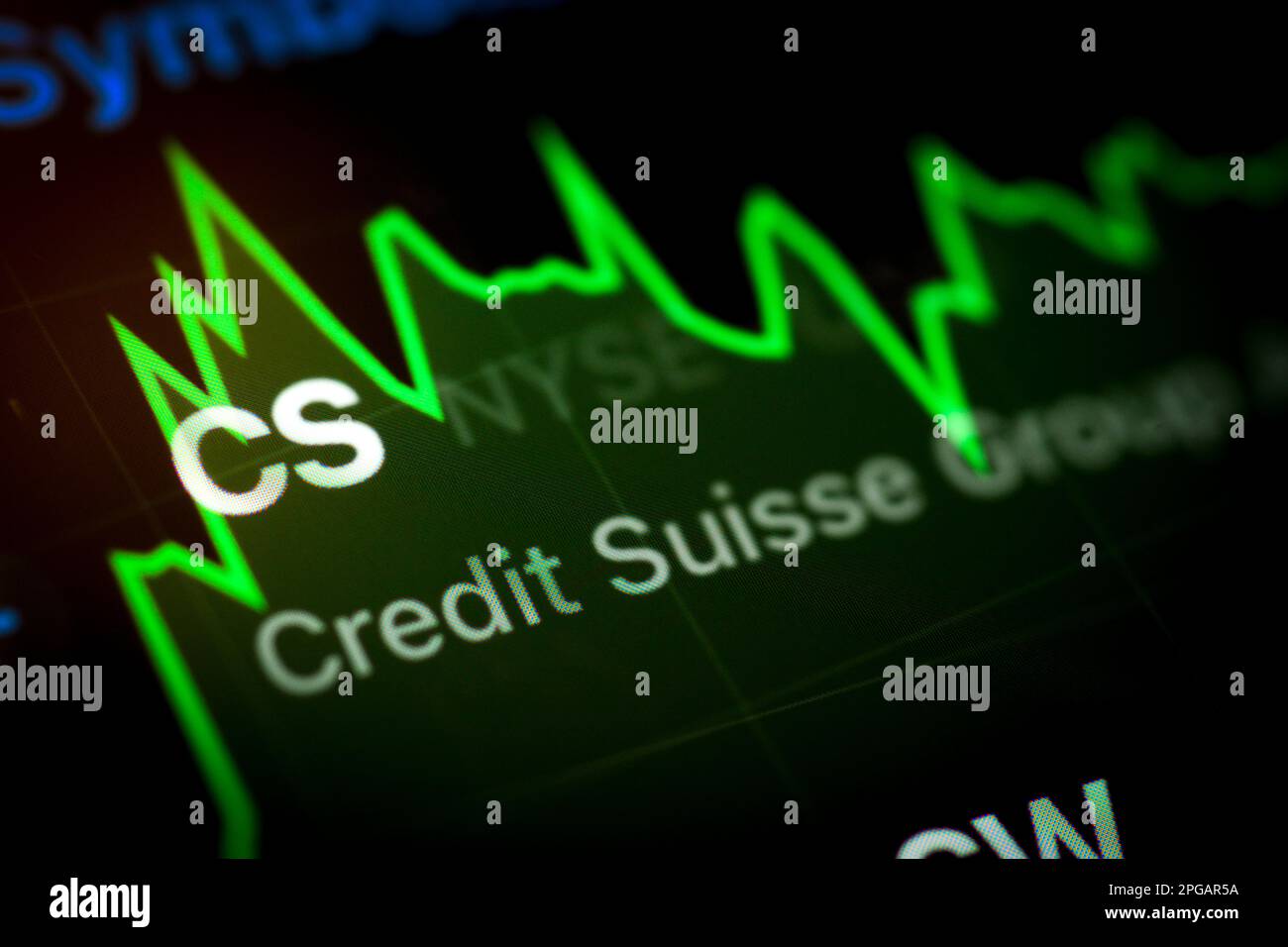 Warschau, Polen. 22. März 2023. Der Bankticker der Credit Suisse wird in einer Börsenanwendung auf einem Telefonscren mit einer Grafik dargestellt, die den Aktienkurs in dieser Fotoabbildung am 21. März 2023 in Warschau (Polen) zeigt. Laut Opimas CEO Octavio Marenzi wurde die Position der Schweiz als Finanzzentrum weiter zerstört und in einer Studie festgestellt, dass die Schweiz nun als finanzbananenrepublik angesehen wird. (Foto: Jaap Arriens/Sipa USA) Guthaben: SIPA USA/Alamy Live News Stockfoto