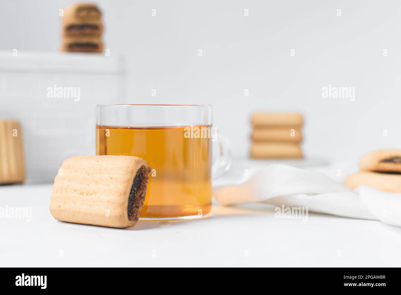 Mit Datum gefüllte Zuckerkekse, hausgemachte Vanille-Zucker-Kekse mit Dattelfüllung, Dattelbar-Kekse, hausgemachte maamoul-Keksrippen Stockfoto