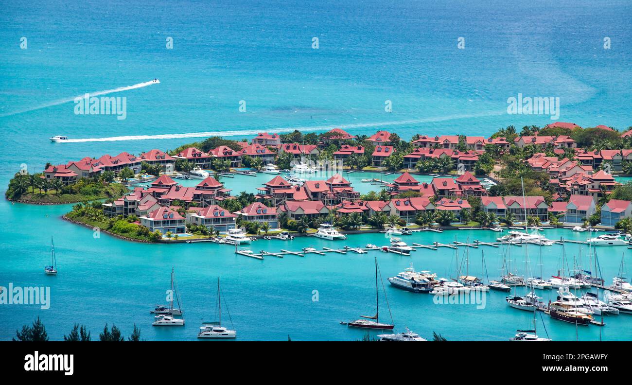 Blick von oben auf das nördliche Ende von Eden Island Mahe Seychellen Stockfoto