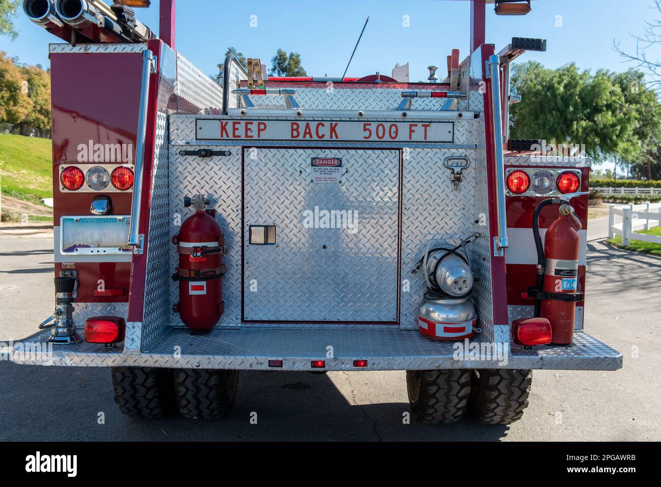 Das Heck des schweren Feuerwehrautos ist mit beleuchteten und fahrbereiten Rückleuchten ausgestattet. Stockfoto