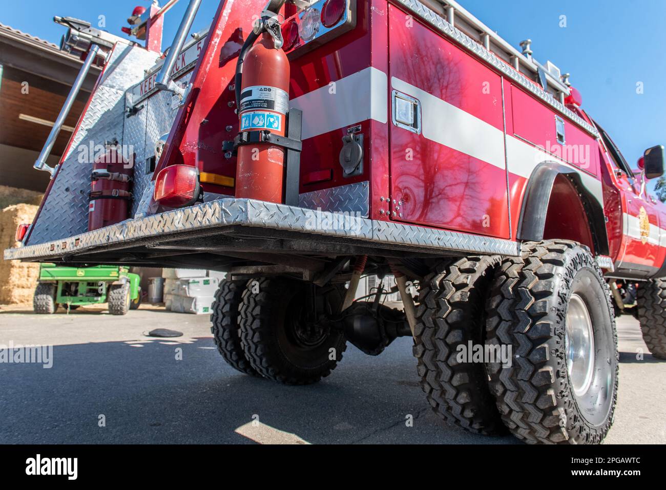 Das Heck eines schweren Feuerwehrautos ist mit großen Zwillingsreifen ausgestattet, die leicht die schwere Last der Rettungsausrüstung tragen. Stockfoto