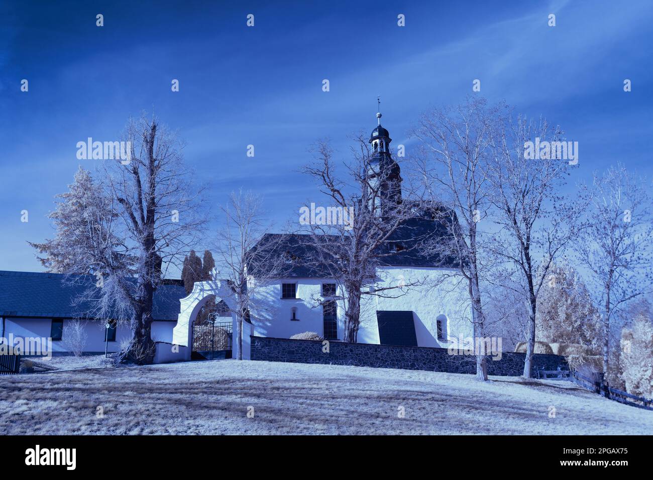 Infrarotfotografie - ir-Aufnahme von Landschaft unter dem Himmel mit Wolken - die Kunst unserer Welt im Infrarotspektrum Stockfoto