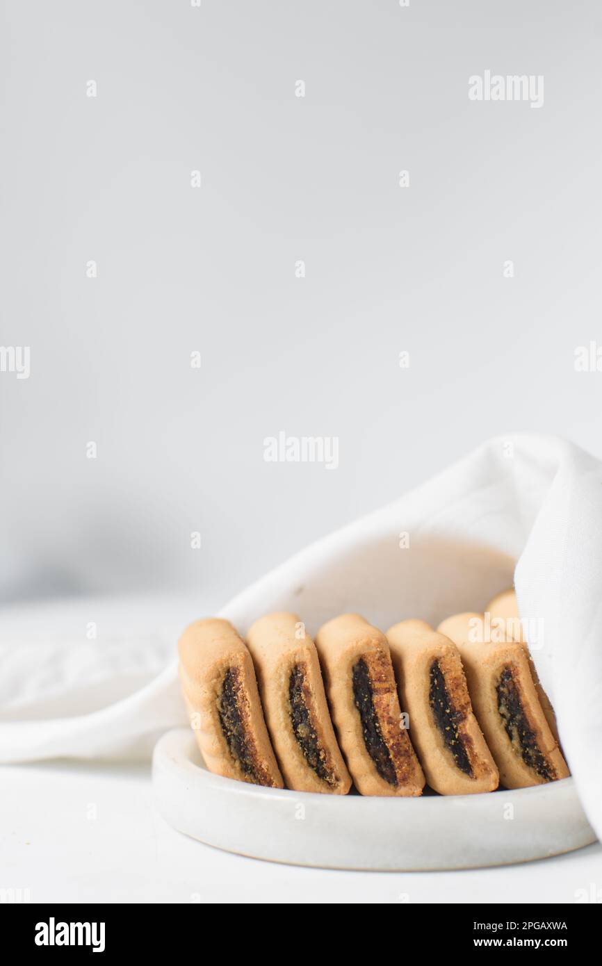 Mit Datum gefüllte Zuckerkekse, hausgemachte Vanille-Zucker-Kekse mit Dattelfüllung, Dattelbar-Kekse, hausgemachte maamoul-Keksrippen Stockfoto