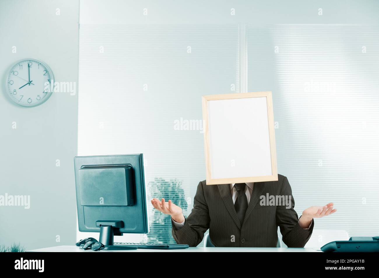 Hilflosigkeit, keine Hilfe, Stase, Bürokratie, abwarten und sehen, Behinderung und Nützlichkeit, vermittelt von einem Mann in einem Büro mit einem Schild für einen Kopf und eine Postion Stockfoto
