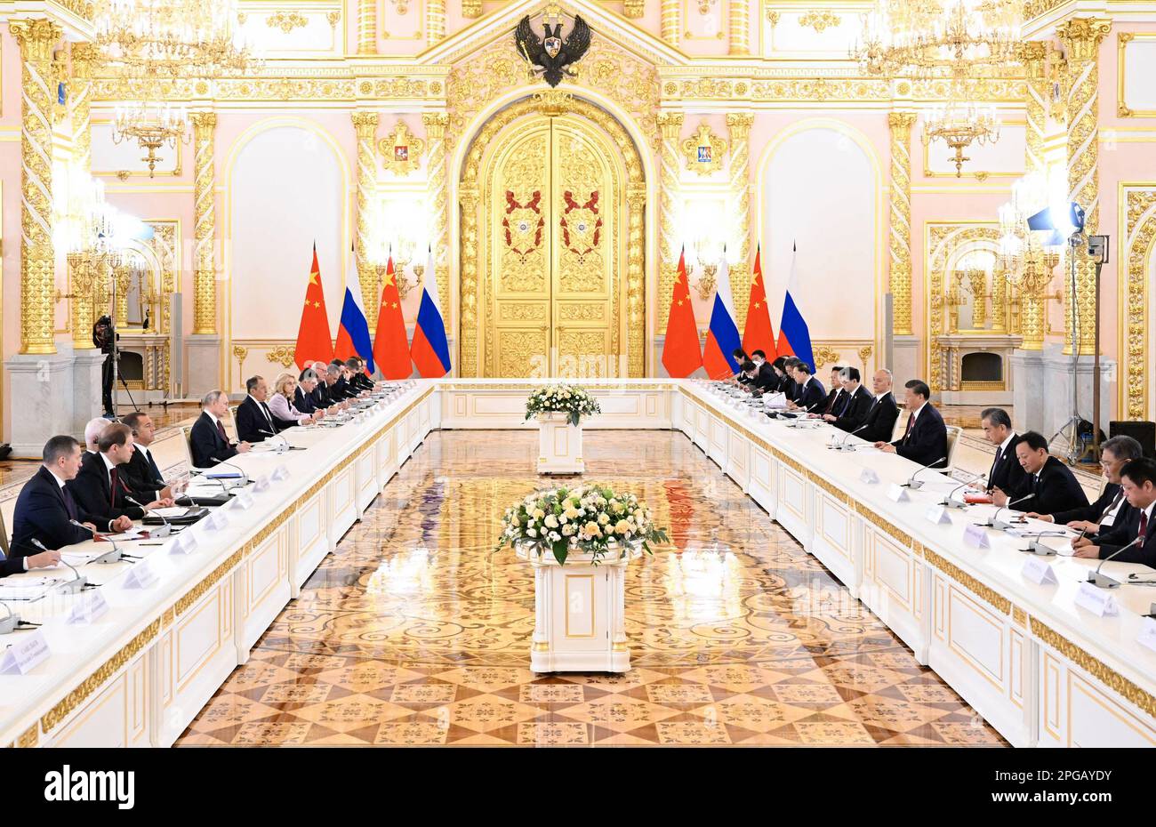 Moskau, Russland. 21. März 2023. Der chinesische Präsident Xi Jinping und der russische Präsident Wladimir Putin führen am 21. März 2023 im Kreml in Moskau, Russland, große Gruppengespräche. XI führte am Dienstag Gespräche mit Putin in Moskau. Kredit: Shen Hong/Xinhua/Alamy Live News Stockfoto