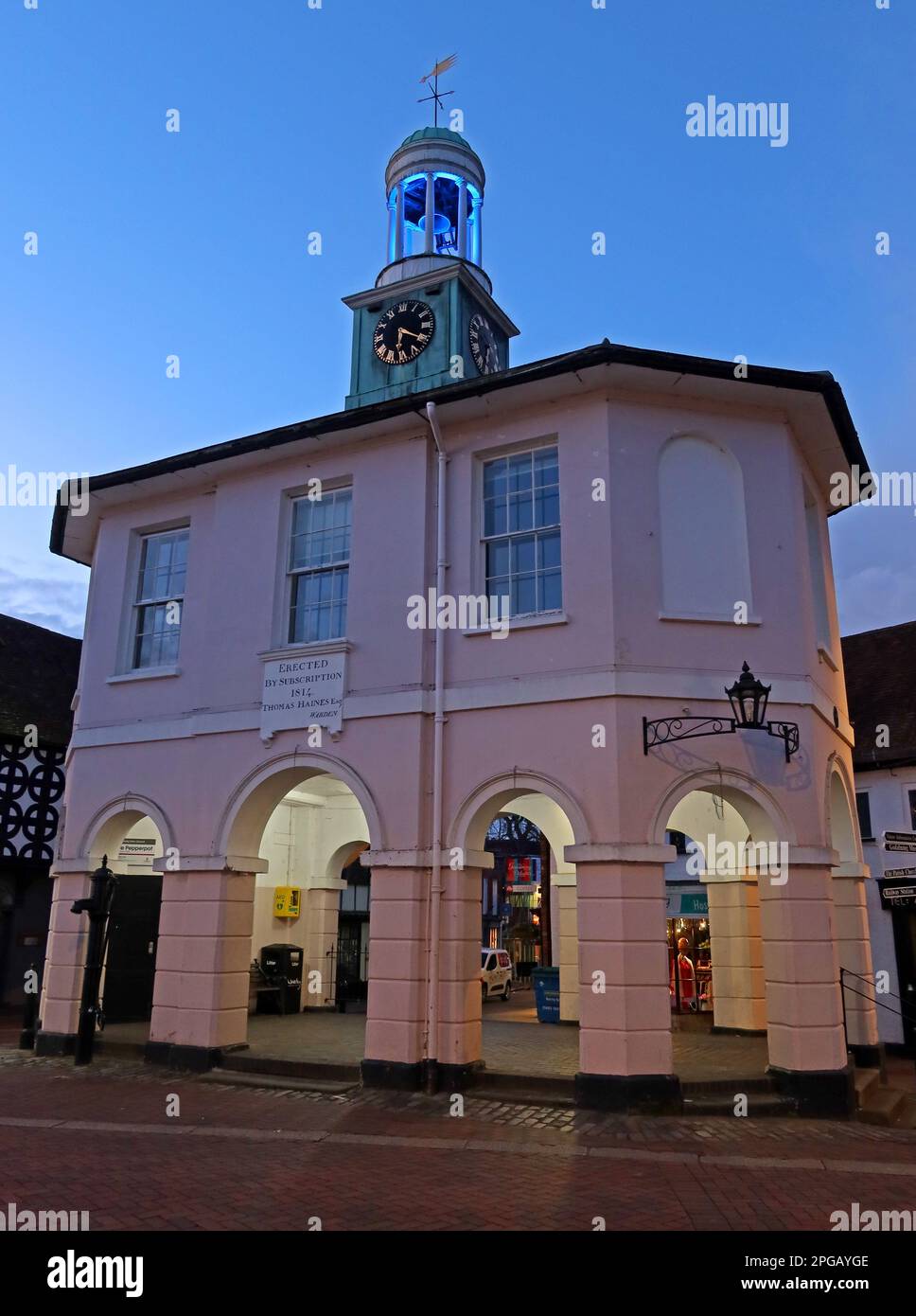 Pepperpot, Market House, Town Hall, in der Dämmerung Gebäude und Architektur, High St, Godalming, Waverley, Surrey, ENGLAND, GROSSBRITANNIEN, GU7 1AB Stockfoto