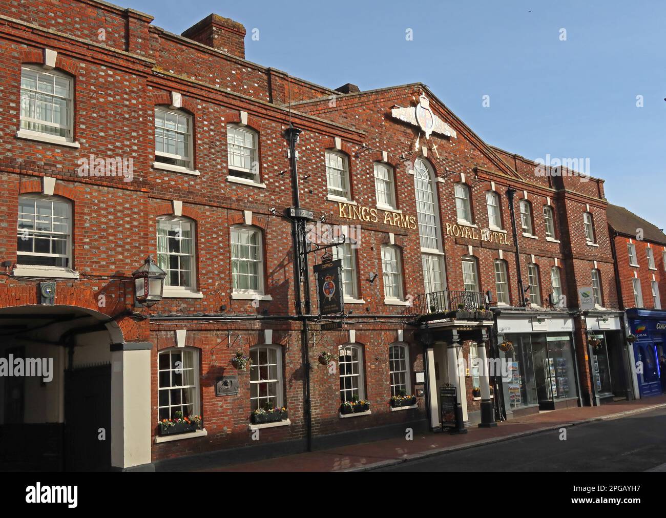 The Kings Arms and Royal Hotel, historische Schilder und Beleuchtungskörper, 22-25, High Street, Godalming, Surrey, ENGLAND, GROSSBRITANNIEN, GU7 1EB Stockfoto