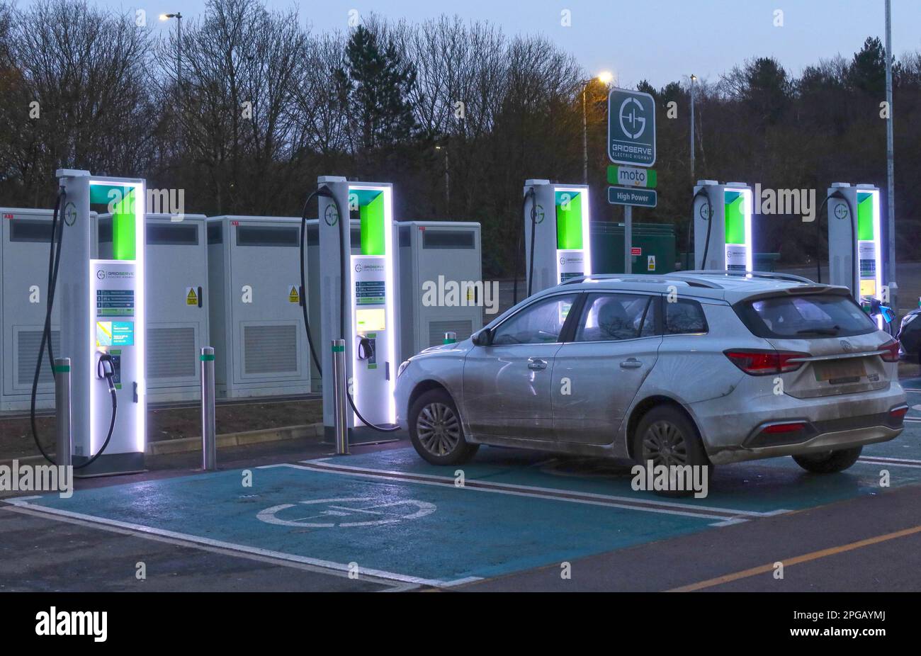 Autoladung an Gridserve Electric Highway Ladestationen, Cherwell Valley Moto Services, M40 J10, A43, Oxfordshire, England, UK, OX27 7RD Stockfoto