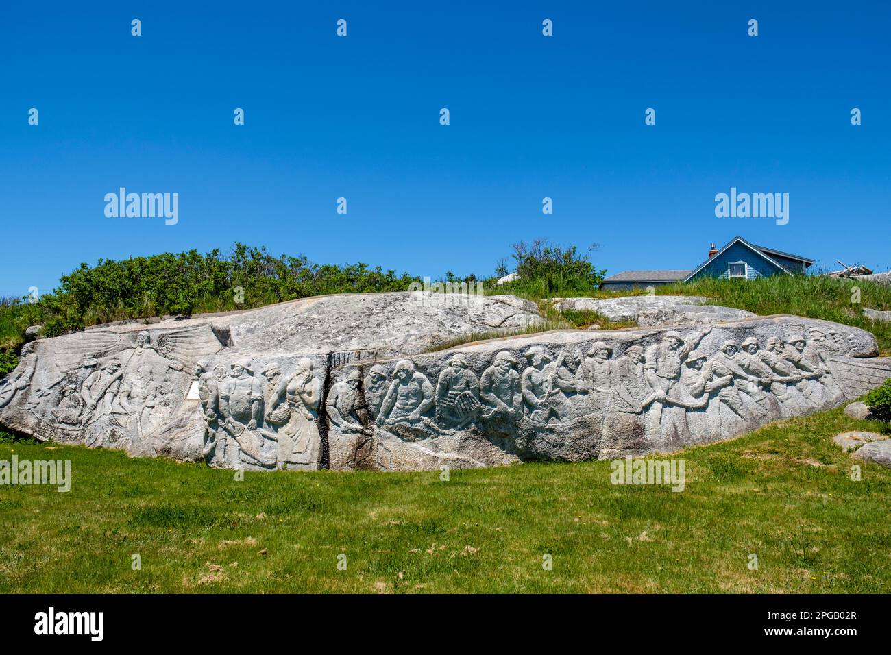 Fishermen's Monument des Künstlers William E. deGarthe, geformt in einem Felsvorsprung, Peggy's Cove Fishermen's Village, Nova Scotia, Kanada Stockfoto