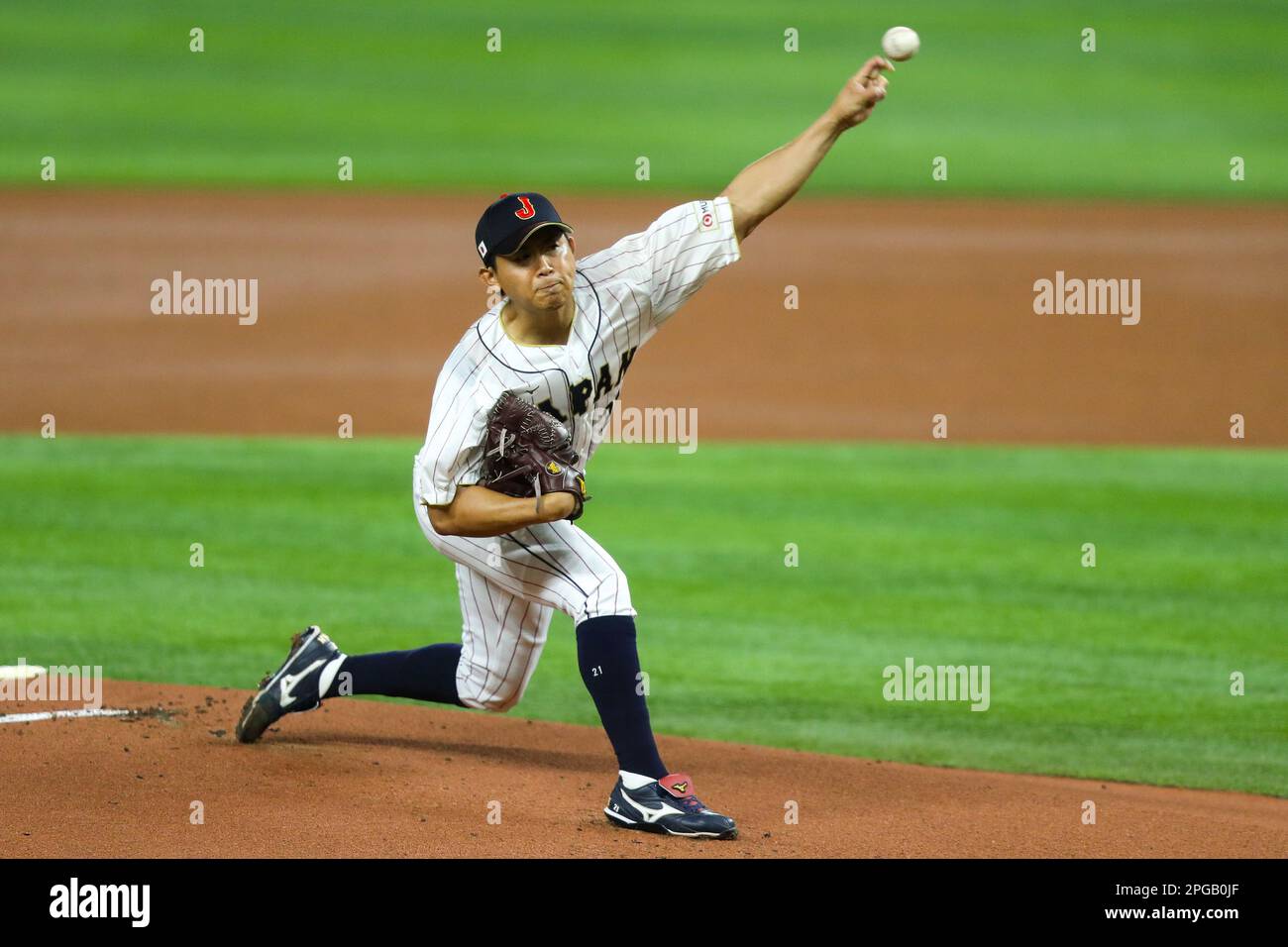 Miami, Usa. 21. März 2023. Der erste Pitcher aus Japan Shota Imanaga liefert während der ersten Runde des World Baseball Classic Finales in Miami, Florida, Dienstag, 21. März 2023 in die USA. Foto: Aaron Josefczyk/UPI Credit: UPI/Alamy Live News Stockfoto