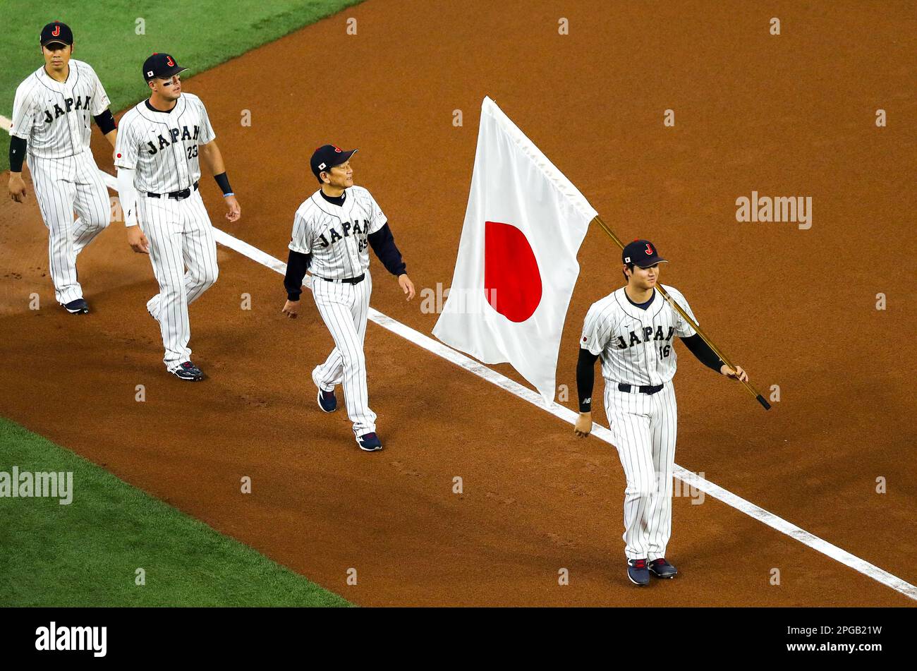 Miami, Usa. 21. März 2023. Shohei Ohtani aus Japan führt sein Team während des World Baseball Classic Finales am Dienstag, den 21. März 2023 in Miami, Florida, auf das Feld und stellt sich den USA. Foto: Aaron Josefczyk/UPI Credit: UPI/Alamy Live News Stockfoto