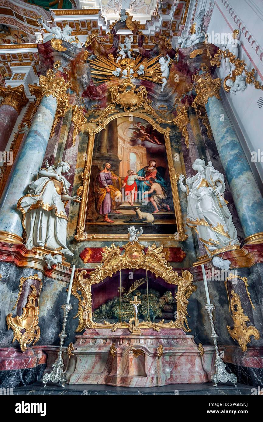 Ganzkörper-Relikt von St. Clement im Seitenaltar, St. Marienkirche in der Abtei Fuerstenfeld, ehemalige Zisterzienserabtei in Fuerstenfeldbruck, Bayern Stockfoto
