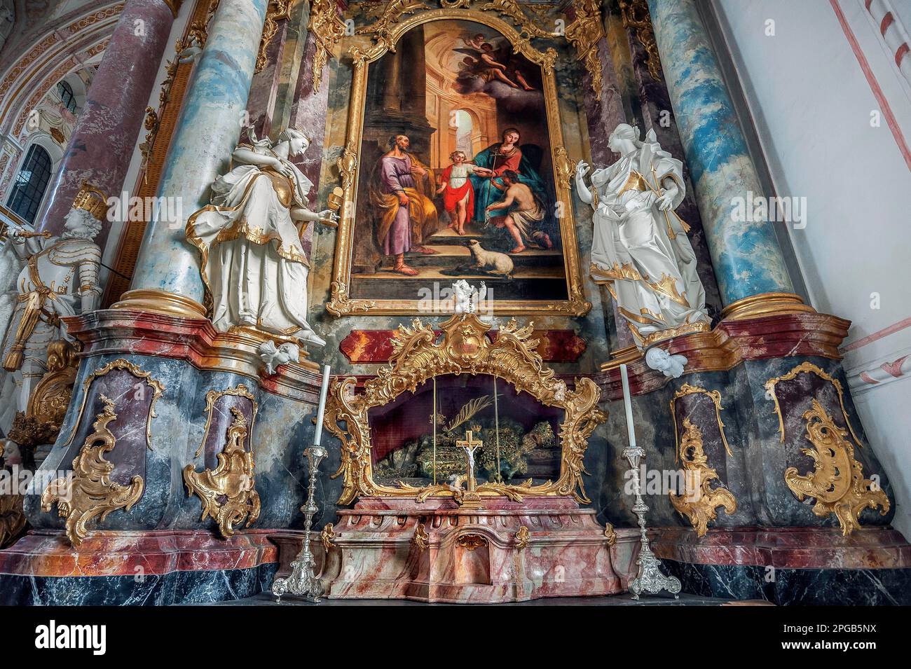 Ganzkörper-Relikt von St. Clement im Seitenaltar, St. Marienkirche in der Abtei Fuerstenfeld, ehemalige Zisterzienserabtei in Fuerstenfeldbruck, Bayern Stockfoto