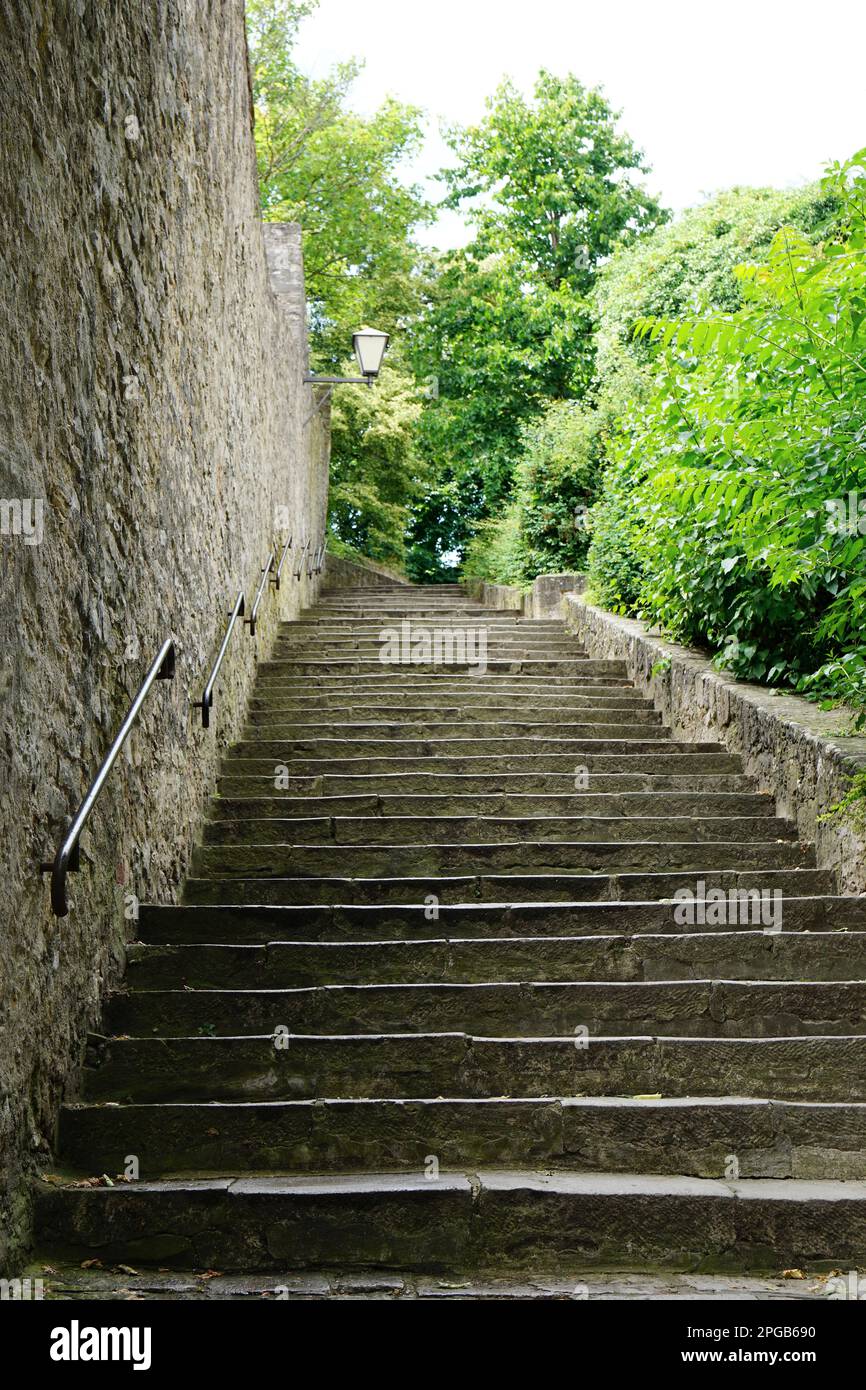 Alte Steintreppen führen den Hügel hinauf. perron oder Außentreppe Stockfoto
