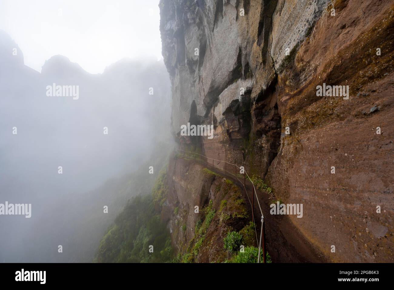 Pico Arieiro zur Pico Ruivo Wanderung, Rock Cliff Wanderweg, Central Mountains von Madeira, Madeira, Portugal Stockfoto