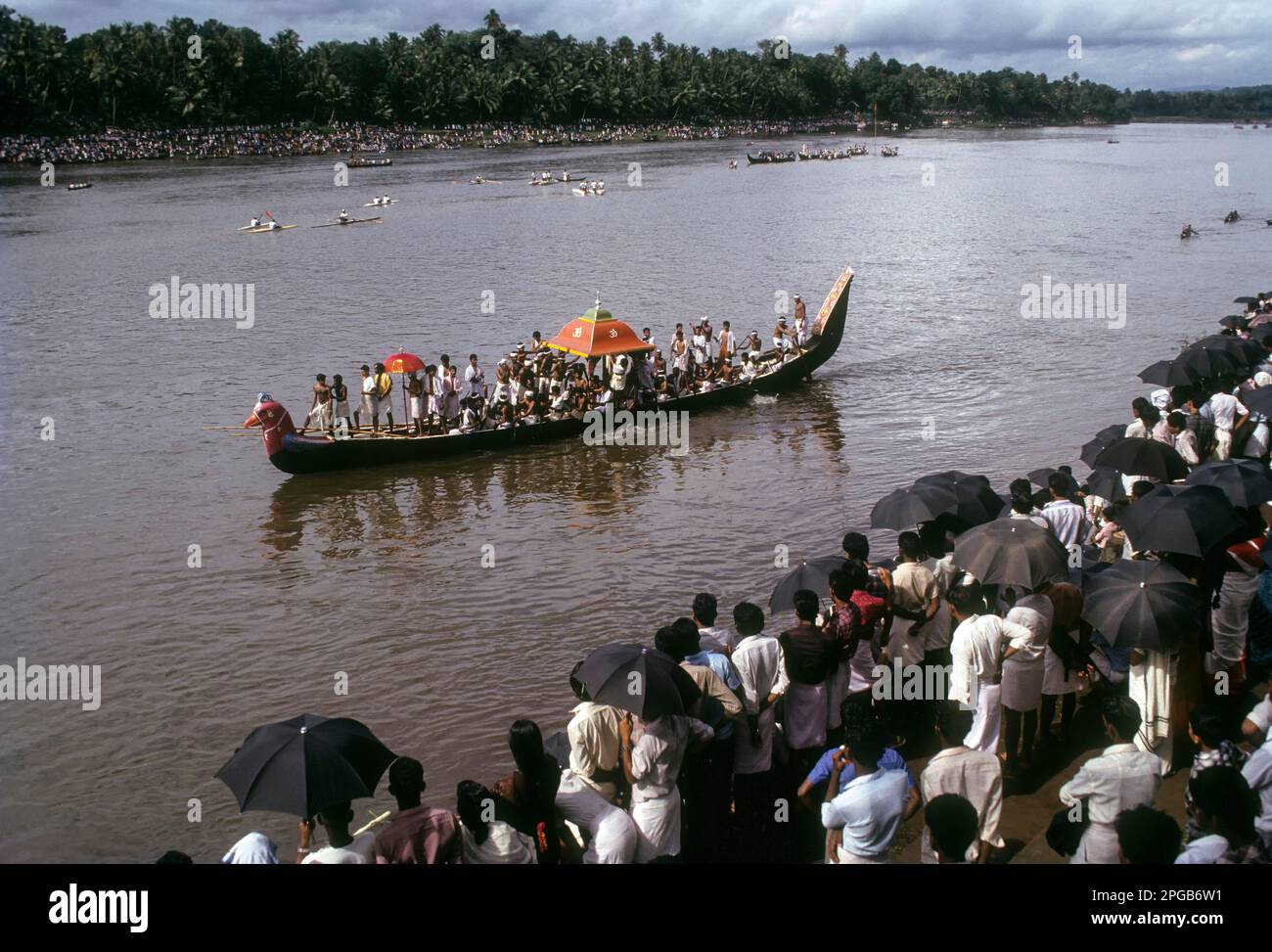 Prozession vor dem Aranmula Vallamkali Festival; Schlangenbootrennen auf dem Pampa während Onam in Aranmula, Kerala, Indien Stockfoto