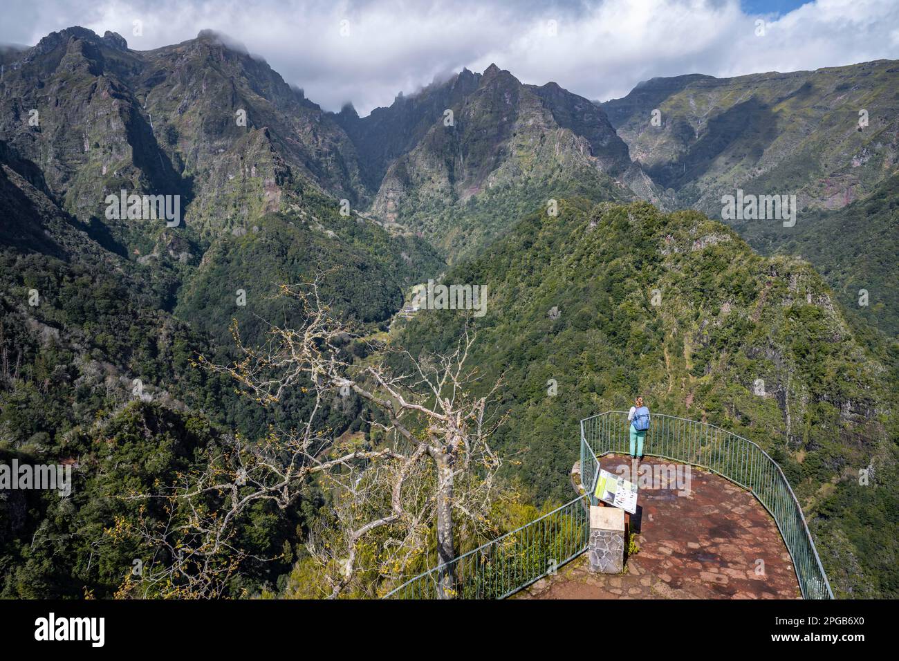Junge Frau in Miradouro dos Balcoes, Ribeira da Metade Bergtal und den zentralen Bergen, Madeira, Portugal Stockfoto