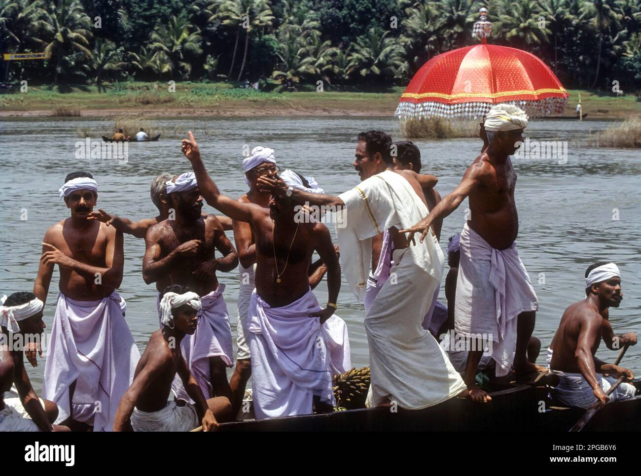 Vanji-Pattu-Sänger beim Aranmula Vallamkali Festival oder Snake Boat Race, das während des Onam Festivals auf dem Pampa River in Aranmula, Kerala, Indien und Asien stattfindet Stockfoto