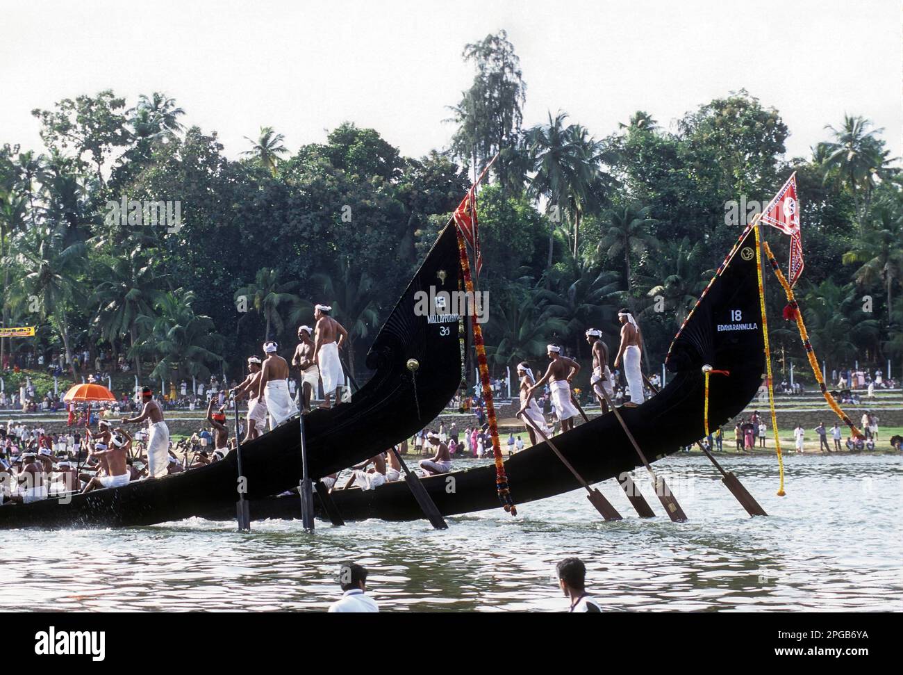 Der Oarsman steht am hinteren Teil des Bootes namens Amaram und fährt in Richtung des Bootes. Aranmula Vallamkali Festival oder Schlangenboot Stockfoto