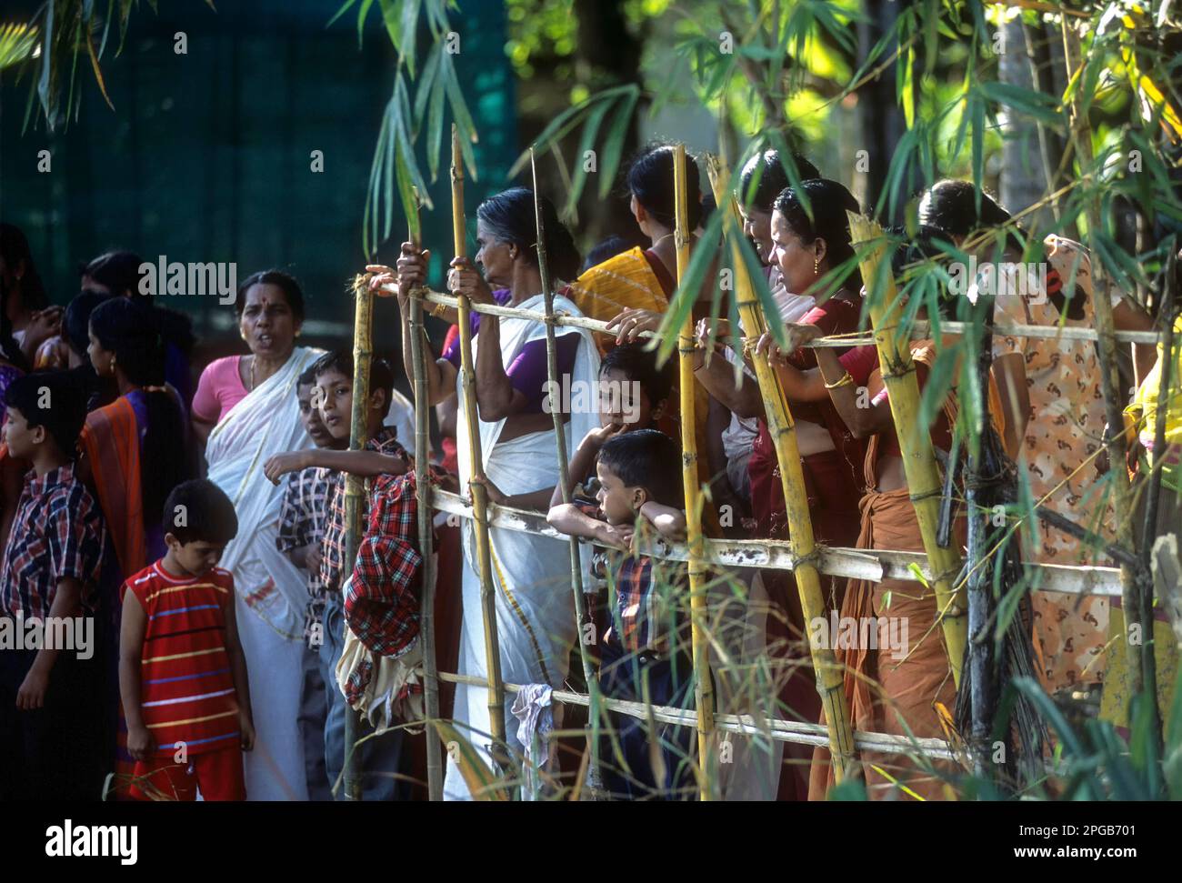 Zuschauer, die beim Onam Festival in Payippad in der Nähe von Haripad, Kerala, Indien und Asien das Snake Boat Race beobachten Stockfoto