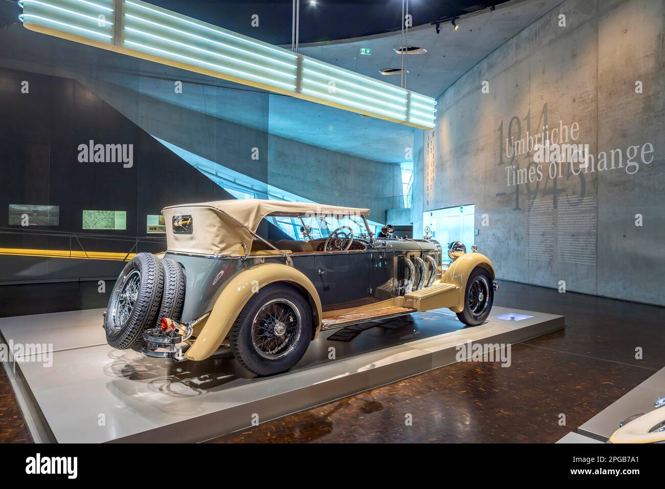 Zeiten des Wandels (1914-1945). Mercedes-Museum, Stuttgarts Meistbesuchtes Museum ist Teil der Mercedes-Benz-Welt in Untertuerkheim und mit seiner Stockfoto