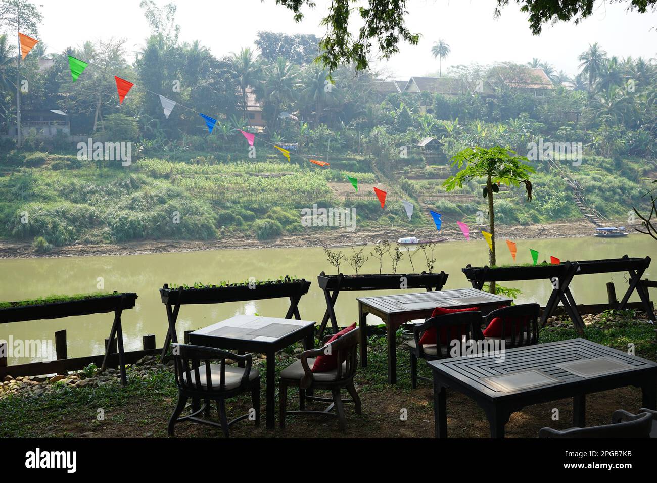 Restaurant am Nam Khan River, Nam Khan River, Luang Prabang, Laos Stockfoto