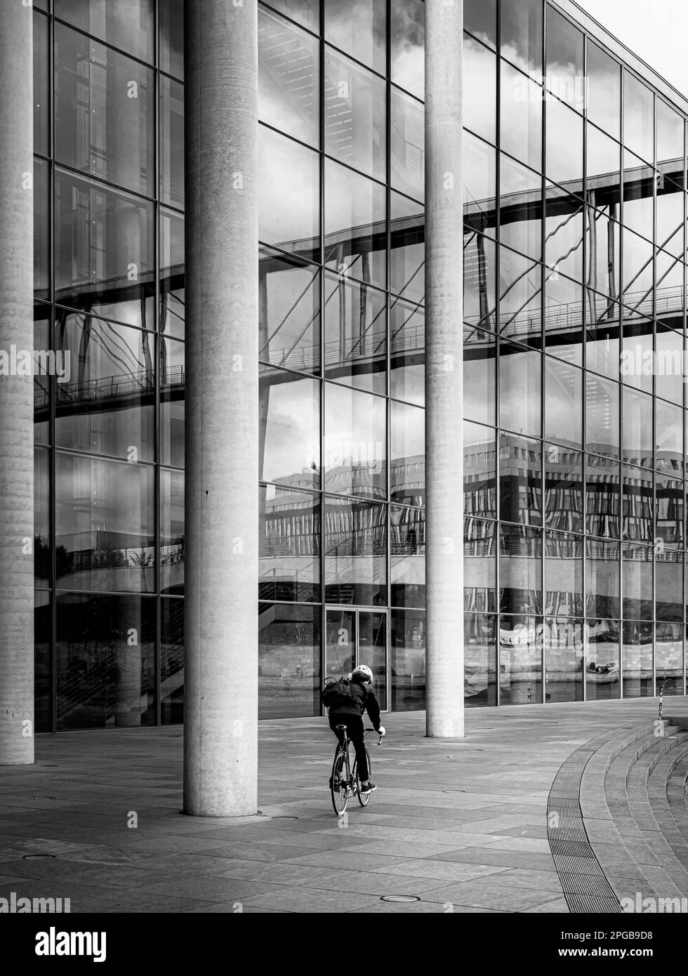 Schwarzweiß-Fotografie, Radfahrer im Regierungsbezirk, Berlin, Deutschland Stockfoto