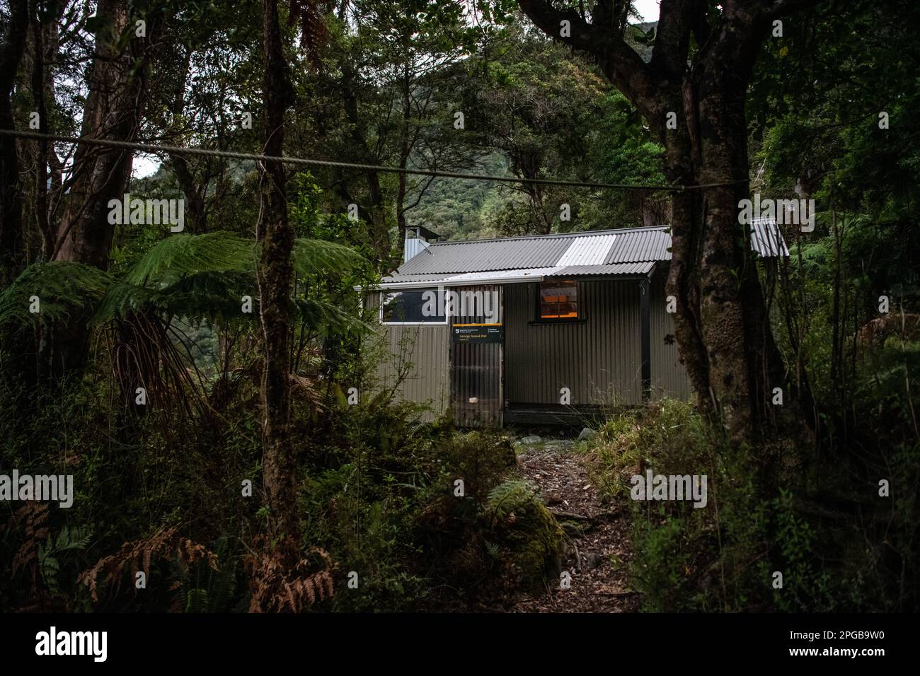 Eine DOC-Hütte im Fiordland-Nationalpark, die vom neuseeländischen Naturschutzministerium verwaltet wird. Stockfoto