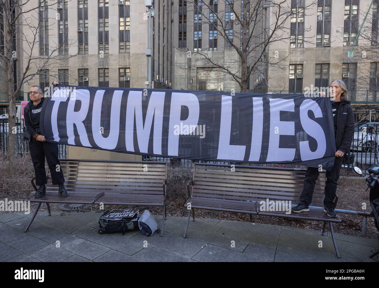 NEW YORK, NEW YORK. – 21. März 2023: Demonstranten werden in der Nähe des Manhattan Criminal Courthouse gesehen. Stockfoto