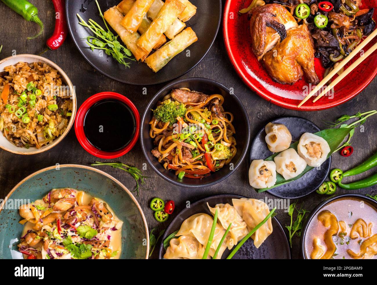 Verschiedene chinesische Gerichte. Chinesische Nudeln, Reis, Knödel, Pekingente, Dim Sum, Frühlingsrollen. Berühmte chinesische Gerichte auf den Tisch. Top Stockfoto
