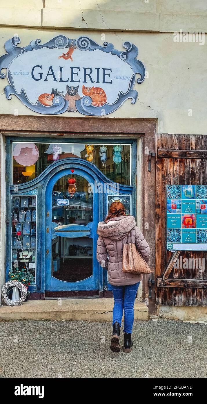 Prag, Tschechische Republik - 23. Februar 2023: Eine Frau vor einem Geschäft in Mala Strana, Prag Stockfoto