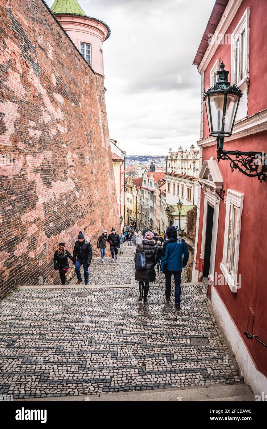 Prag, Tschechische Republik - 23. Februar 2023: Menschen, die die Treppe hinuntergehen zum Mala Strana Bezirk, Prag, Tschechische Republik Stockfoto