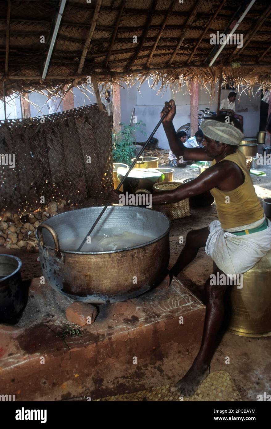 Ein Mann, der Weizen-Halva zubereitet; Halwa für ein Festmahl in Chettinad, Tamil Nadu, Indien Stockfoto