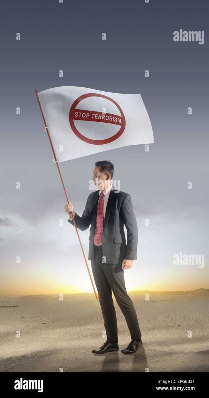 Geschäftsmann mit weißer Fahne und Stoppschild mit sonnenverstärktem Hintergrund Stockfoto