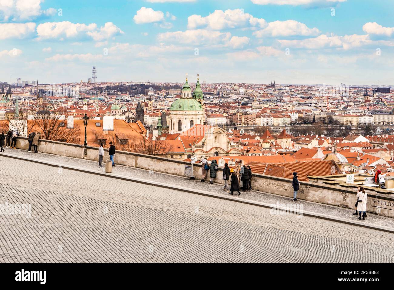 Prag, Tschechische Republik - 23. Februar 2023: Dachblick über Mala Strana und die Skyline der Stadt, Prag, Tschechische Republik Stockfoto