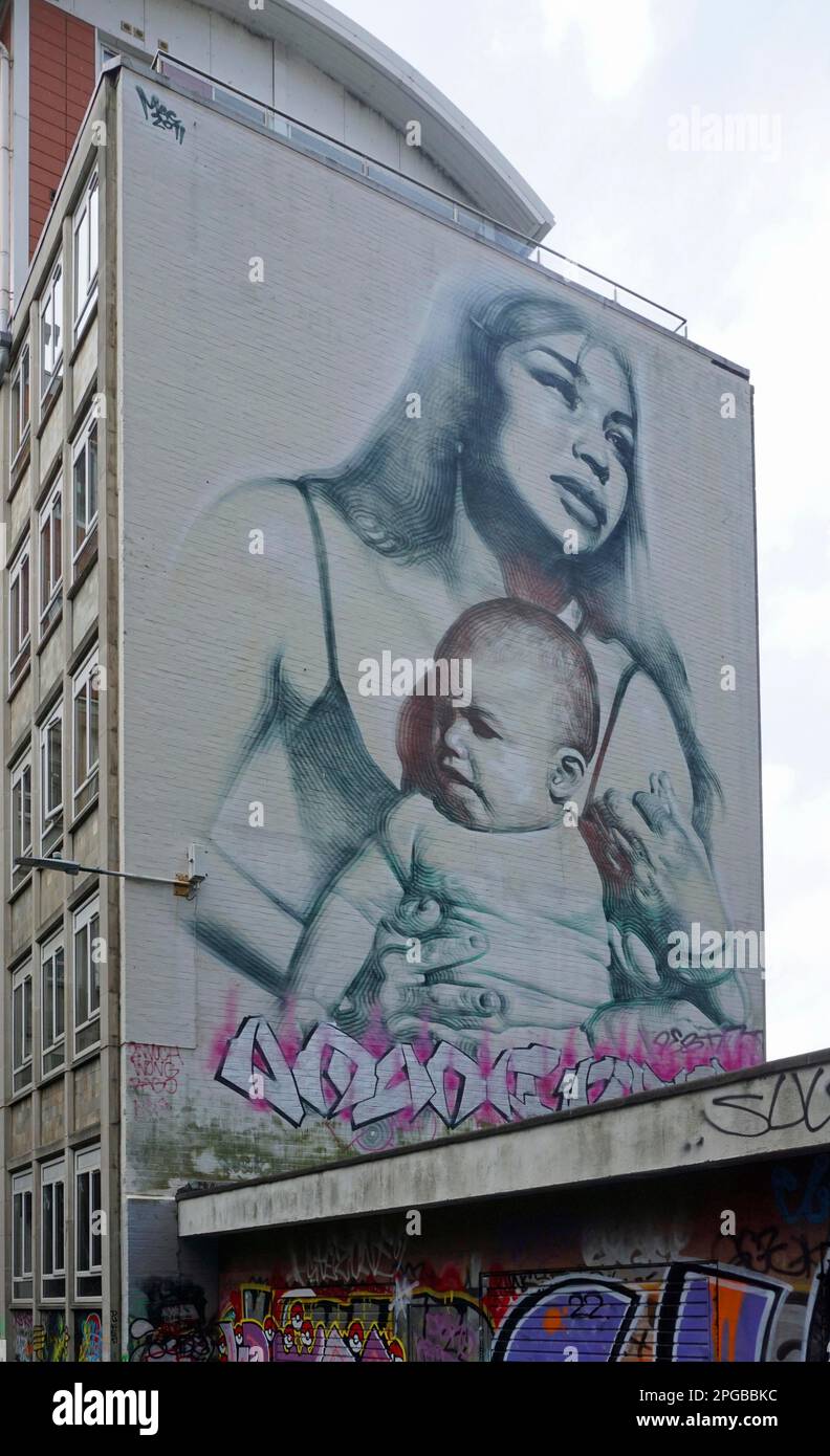 Mutter mit Kind von El Mac, Street Art, Bristol, England, Großbritannien Stockfoto