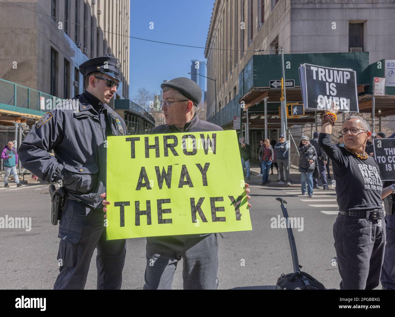 NEW YORK, NEW YORK. – 21. März 2023: Ein New Yorker Polizist wird mit Demonstranten in der Nähe des Strafgerichts von Manhattan gesehen. Stockfoto