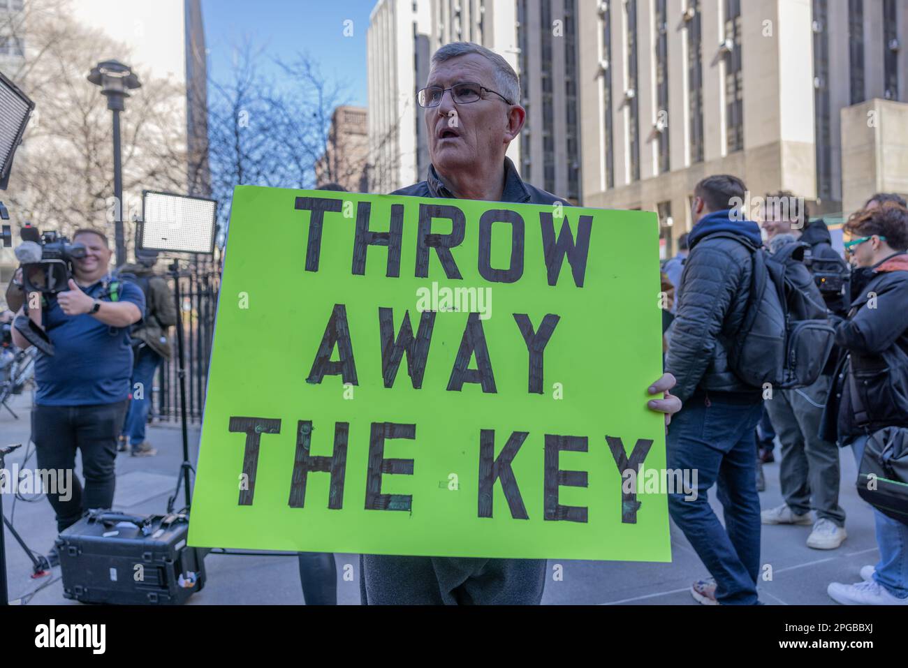 NEW YORK, NEW YORK. – 21. März 2023: Ein Demonstrante wird in der Nähe des Strafgerichts von Manhattan gesehen. Stockfoto
