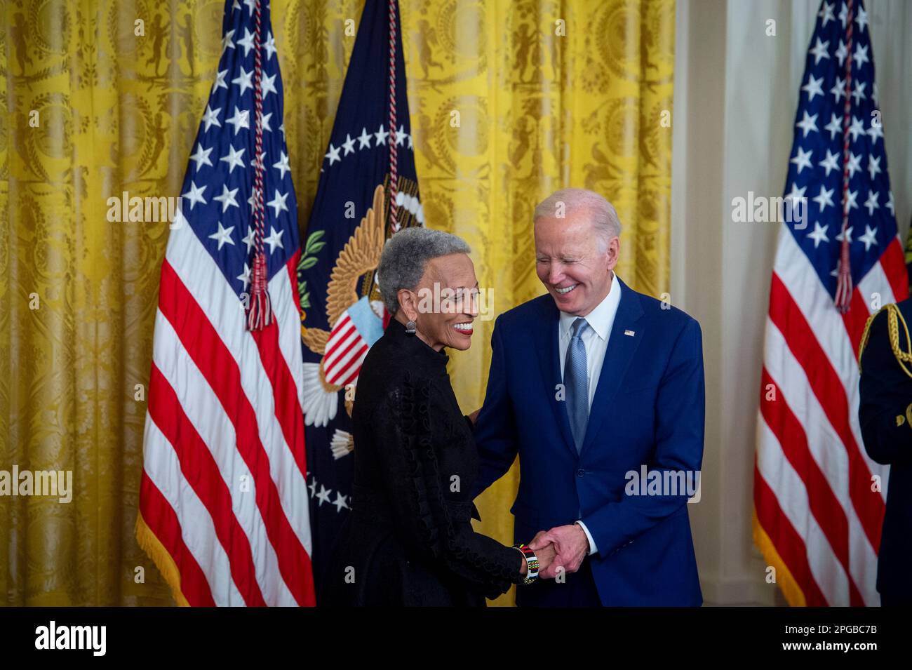 US-Präsident Joe Biden überreicht den Arts and Humanities Award an die Gelehrte Johnnetta Betsch Cole während einer Zeremonie im East Room des Weißen Hauses in Washington, DC, am Dienstag, den 21. März 2023. Die National Medal of Arts ist die höchste Auszeichnung, die die Bundesregierung Künstlern und Künstlern verliehen hat. Sie wird vom Präsidenten der Vereinigten Staaten an Einzelpersonen oder Gruppen verliehen, die aufgrund ihrer herausragenden Beiträge zur Exzellenz, zum Wachstum, zur Unterstützung und zur Verfügbarkeit der Künste in den Vereinigten Staaten eine besondere Anerkennung verdienen. Kredit: Rod Lamkey / CNP Stockfoto