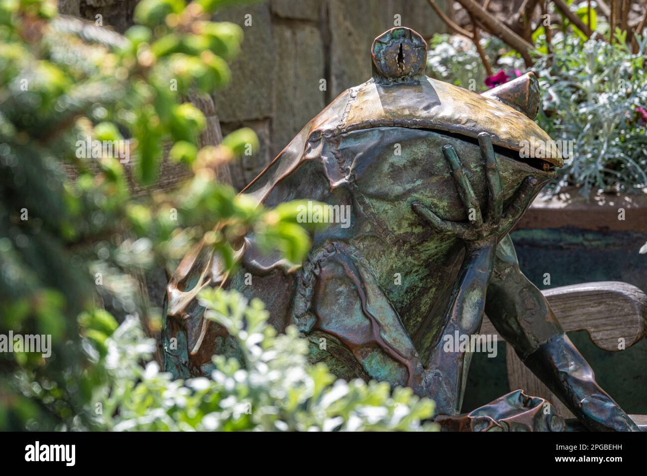 Im Atlanta Botanical Garden in Midtown Atlanta, Georgia, könnt ihr über Froschskulpturen nachdenken. (USA) Stockfoto