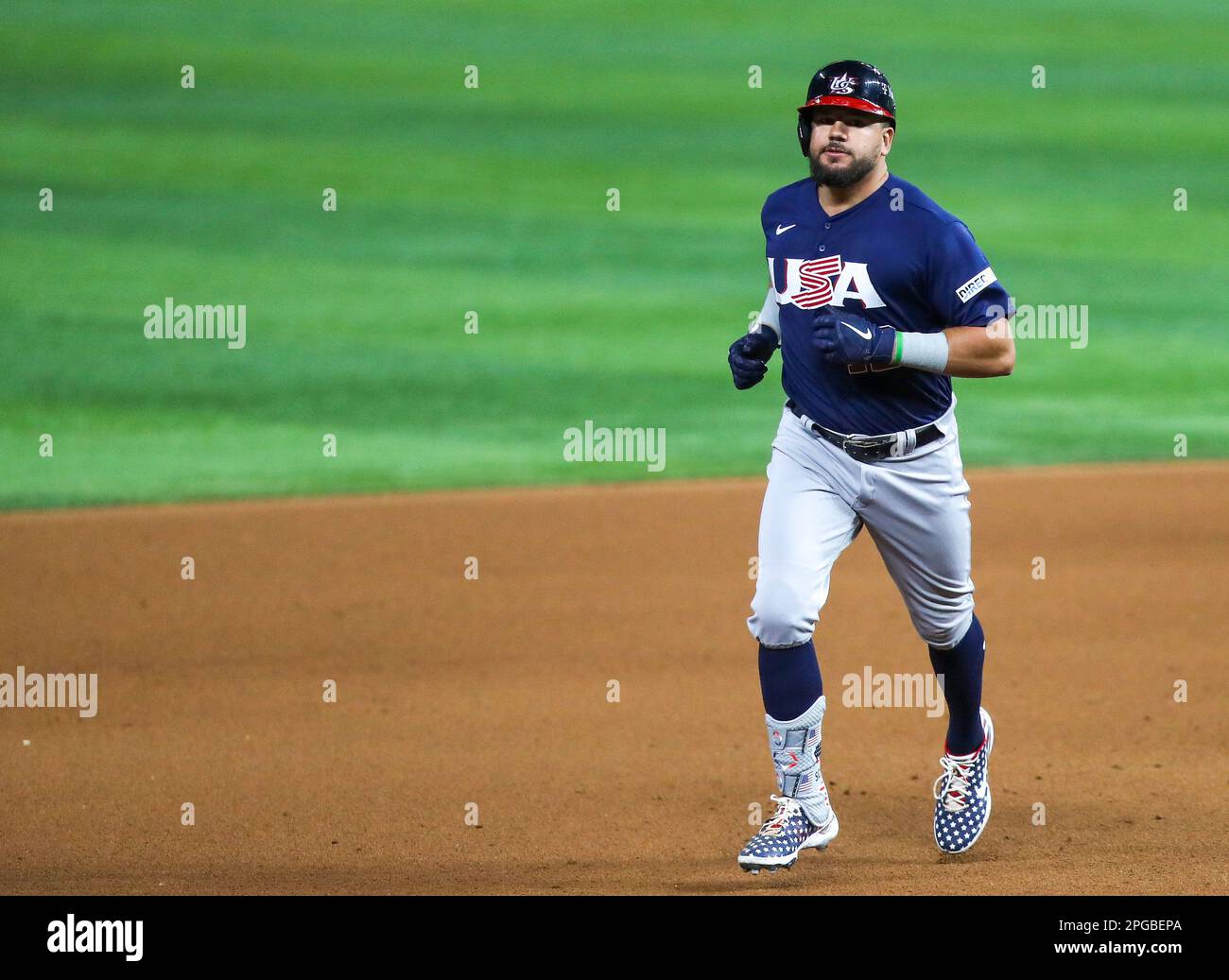 Miami, Usa. 21. März 2023. Kyle Schwarber von den Philadelphia Phillies (12) rundet die Basen nach einem Solo-Heimlauf gegen Japan während der achten Inning des World Baseball Classic Final in Miami, Florida, Dienstag, 21. März 2023. Foto: Aaron Josefczyk/UPI Credit: UPI/Alamy Live News Stockfoto