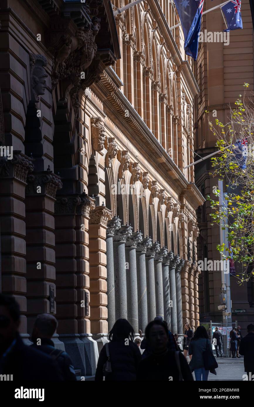 Ein kontrastreiches Bild des Martin Place zur Mittagszeit gegenüber der nördlichen Fassade des Sydney GPO (General Post Office) in Australien Stockfoto