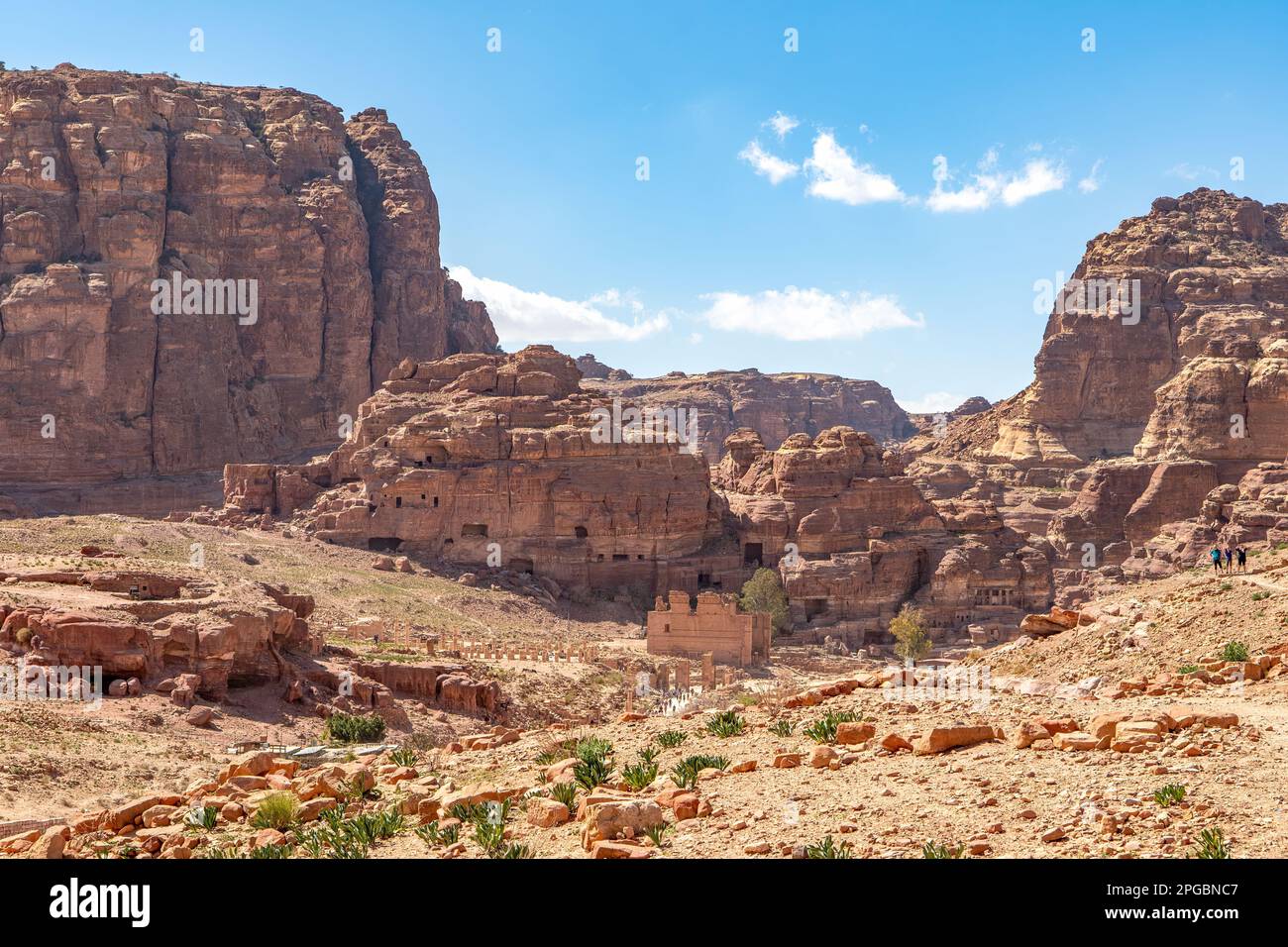 Großer Tempel und Qasr al-Bint, Petra, Jordanien Stockfoto