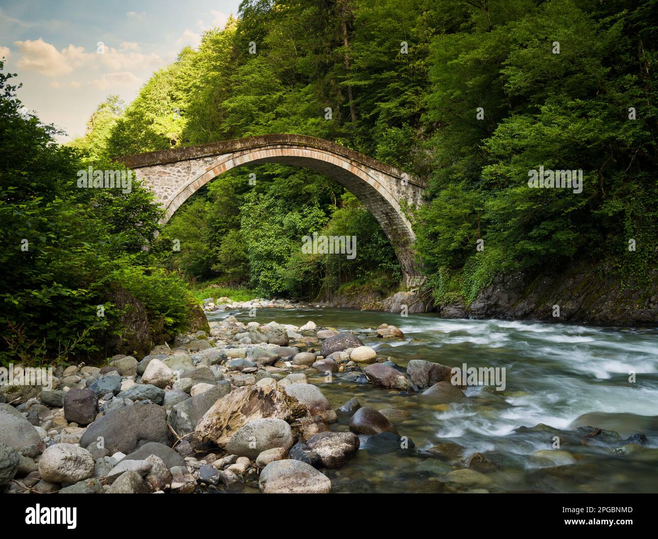 Historische Mikron Bridge in Camlihemsin bei Sonnenaufgang. Die historischen Steinbrücken der Türkei. Rize, Truthahn Stockfoto